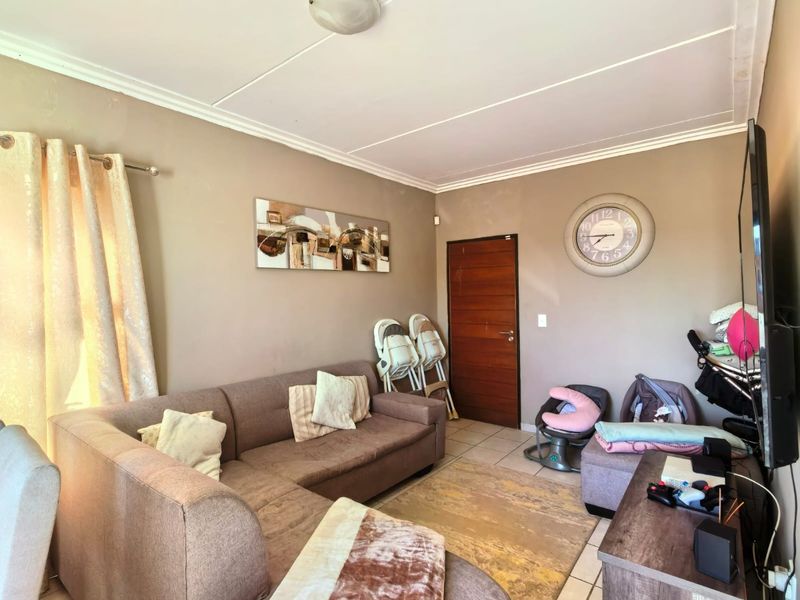 Home Sweet Home! 3 Bedroom plus extra 2 backrooms. - Photo 3