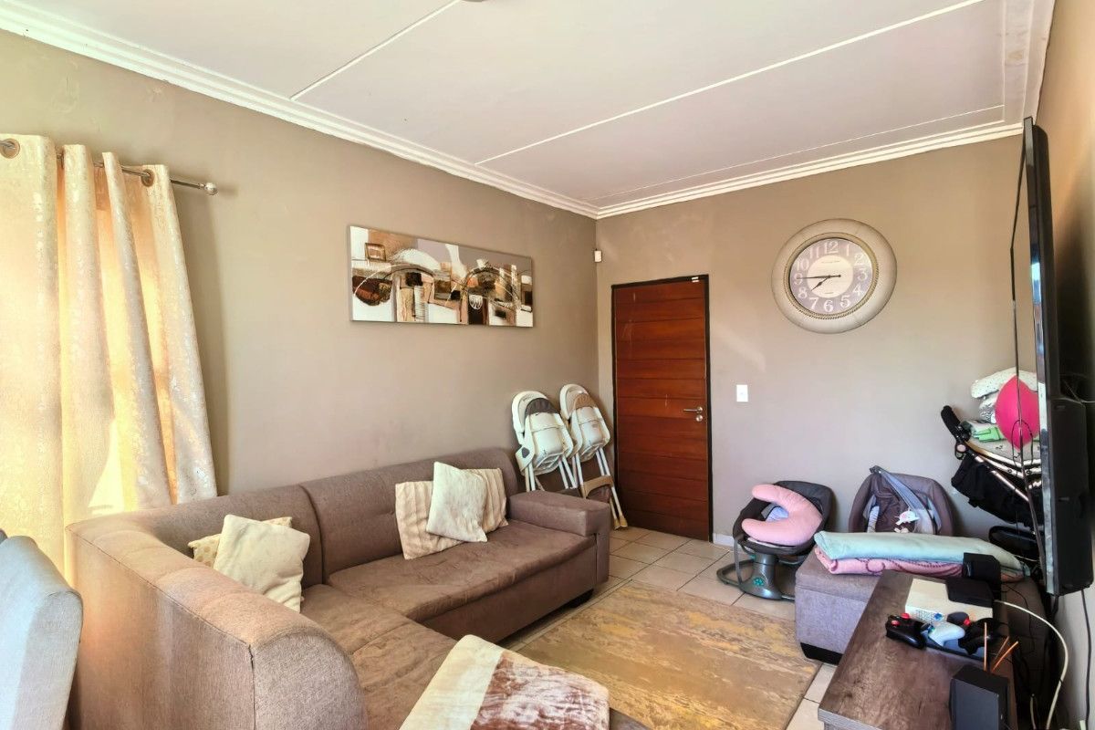 Home Sweet Home! 3 Bedroom plus extra 2 backrooms. - Photo 3