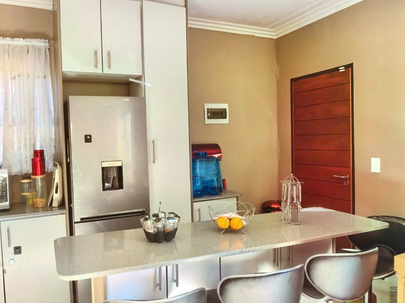 Home Sweet Home! 3 Bedroom plus extra 2 backrooms. - Photo 8