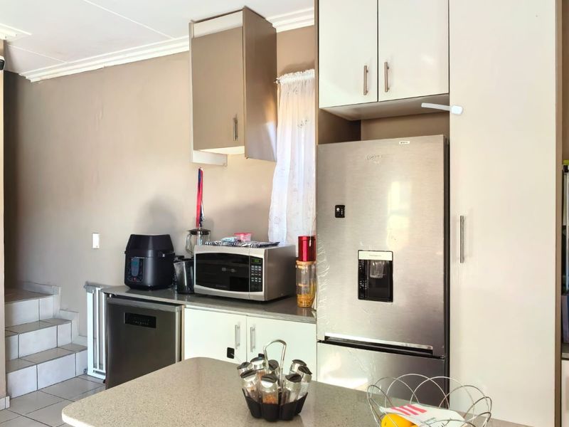 Home Sweet Home! 3 Bedroom plus extra 2 backrooms. - Photo 9