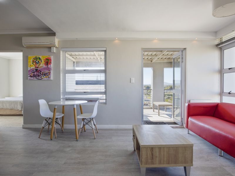 Modern 2-Bedroom Apartment. A 5-min Walk to the Beach - Photo 1