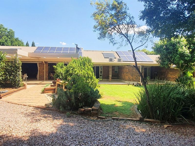 Mooikloof Equestrian Estate Family Home with Flatlet, Solar, Borehole and 5 Garages - Photo 1
