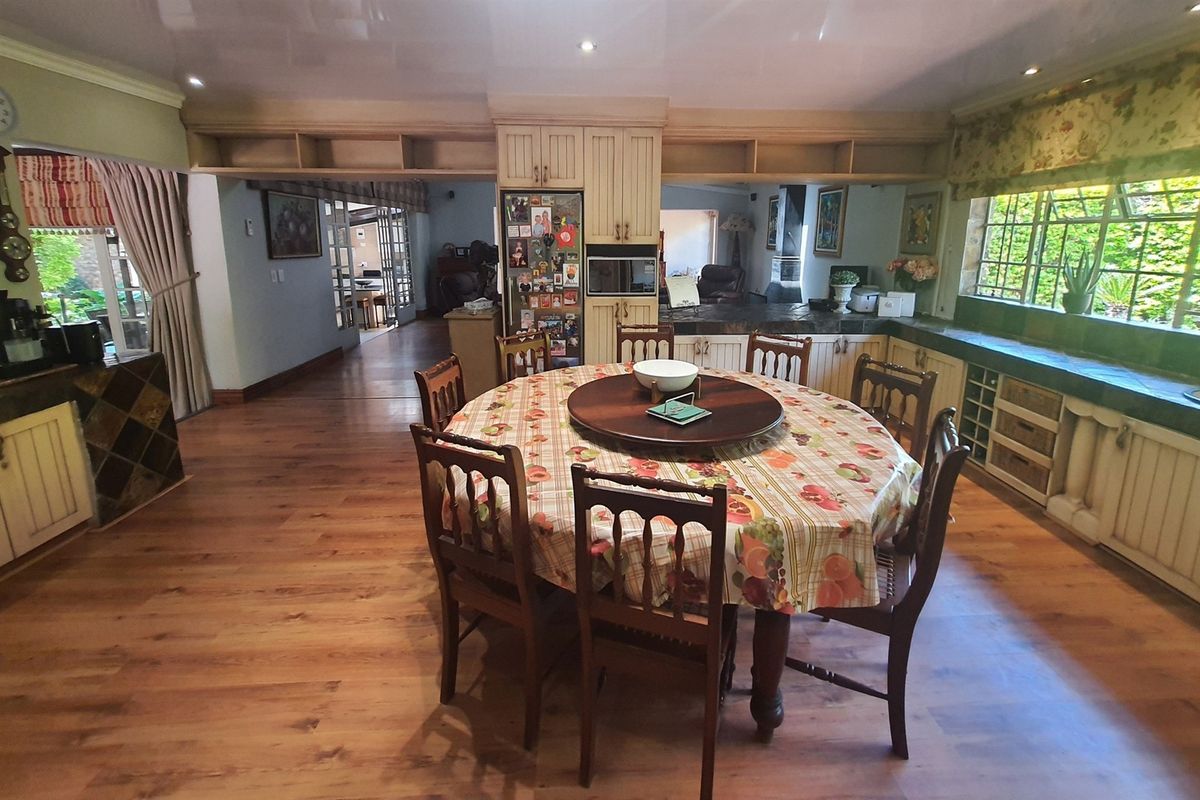 Mooikloof Equestrian Estate Family Home with Flatlet, Solar, Borehole and 5 Garages - Photo 4