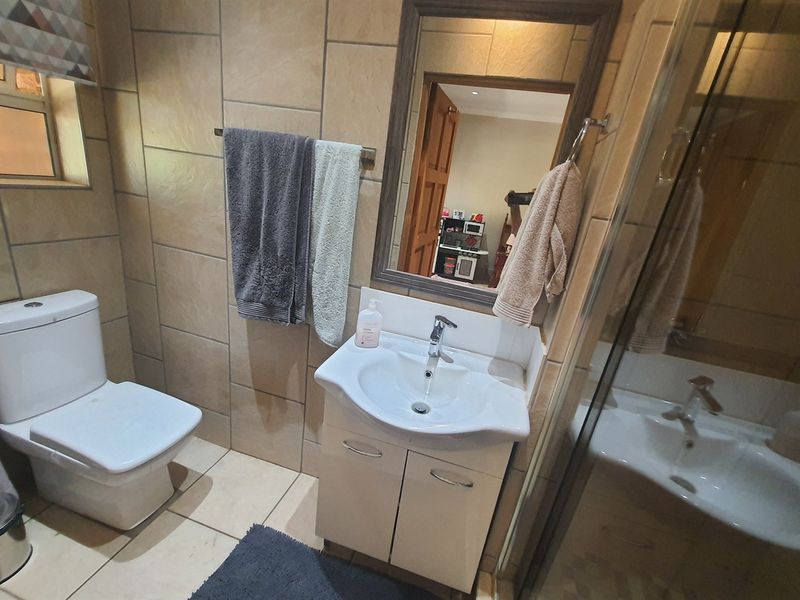 Mooikloof Equestrian Estate Family Home with Flatlet, Solar, Borehole and 5 Garages - Photo 10