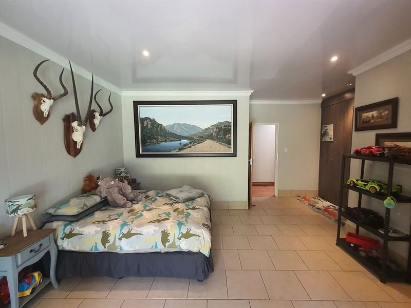 Mooikloof Equestrian Estate Family Home with Flatlet, Solar, Borehole and 5 Garages - Photo 9