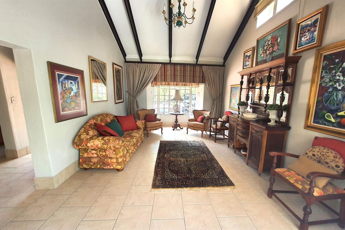 Mooikloof Equestrian Estate Family Home with Flatlet, Solar, Borehole and 5 Garages - Photo 2
