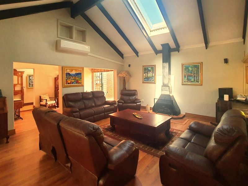 Mooikloof Equestrian Estate Family Home with Flatlet, Solar, Borehole and 5 Garages - Photo 3