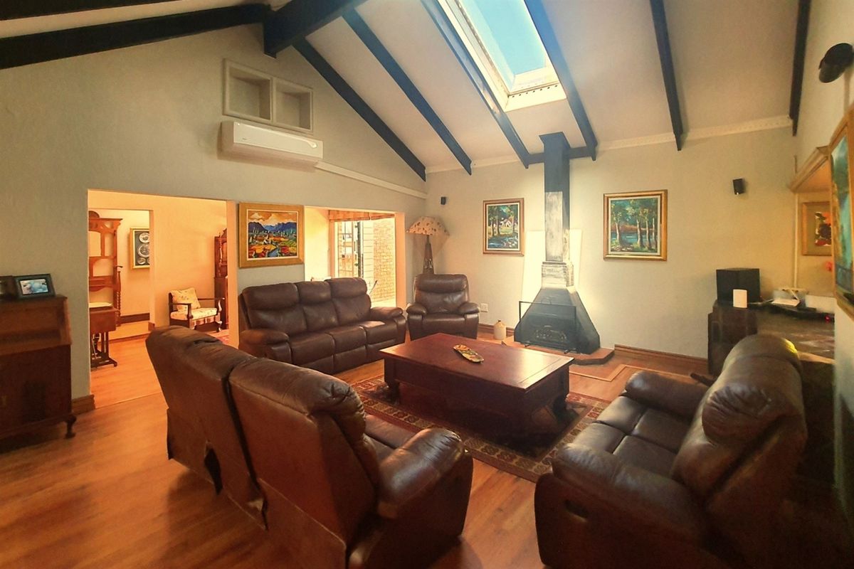 Mooikloof Equestrian Estate Family Home with Flatlet, Solar, Borehole and 5 Garages - Photo 3