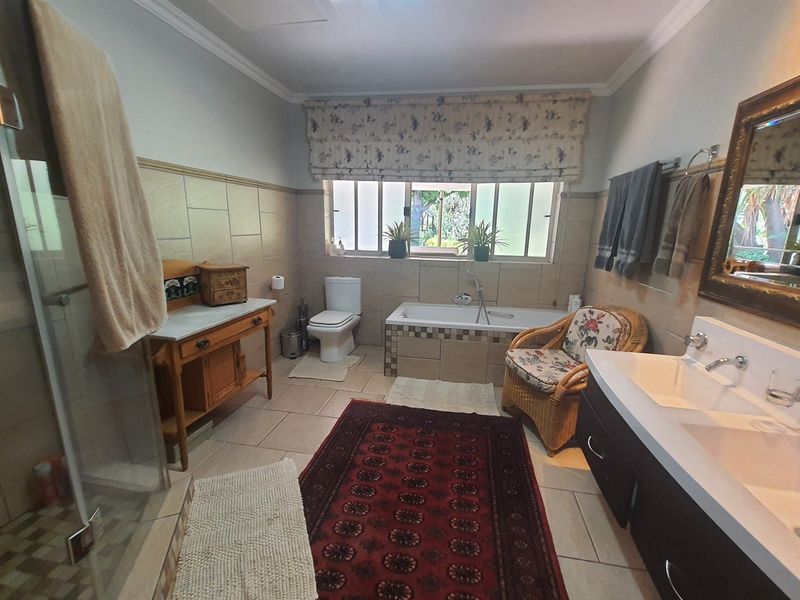 Mooikloof Equestrian Estate Family Home with Flatlet, Solar, Borehole and 5 Garages - Photo 7