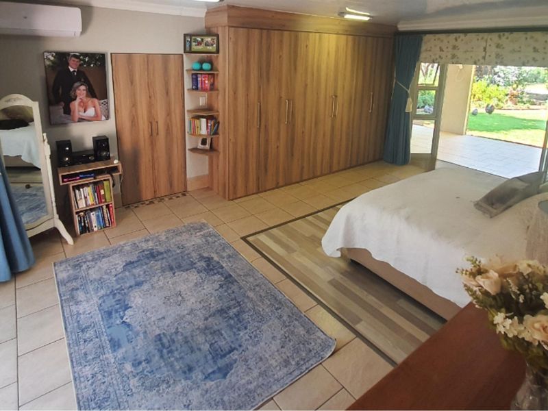 Mooikloof Equestrian Estate Family Home with Flatlet, Solar, Borehole and 5 Garages - Photo 5
