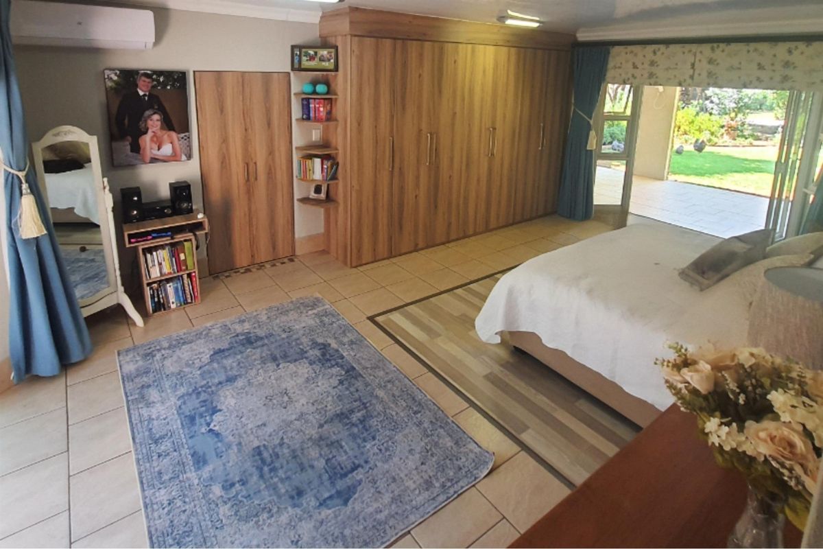 Mooikloof Equestrian Estate Family Home with Flatlet, Solar, Borehole and 5 Garages - Photo 5
