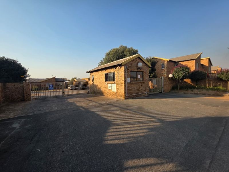 Apartment For Sale in Erand Gardens Midrand Gauteng - Photo 1