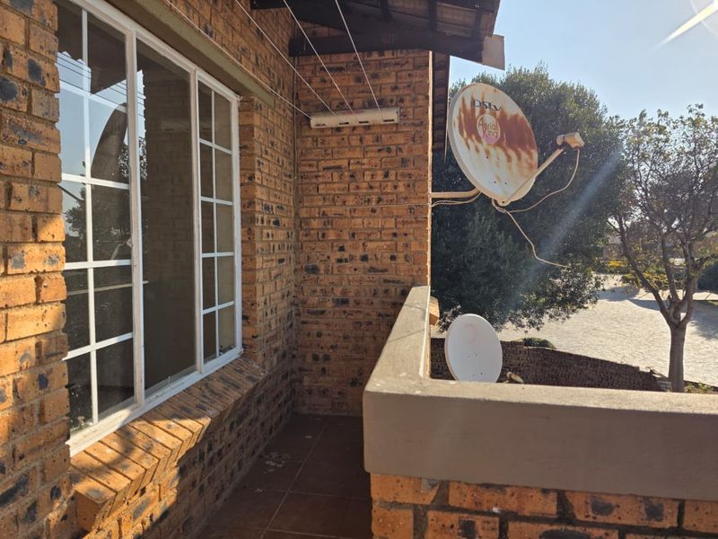 Apartment For Sale in Erand Gardens Midrand Gauteng - Photo 2