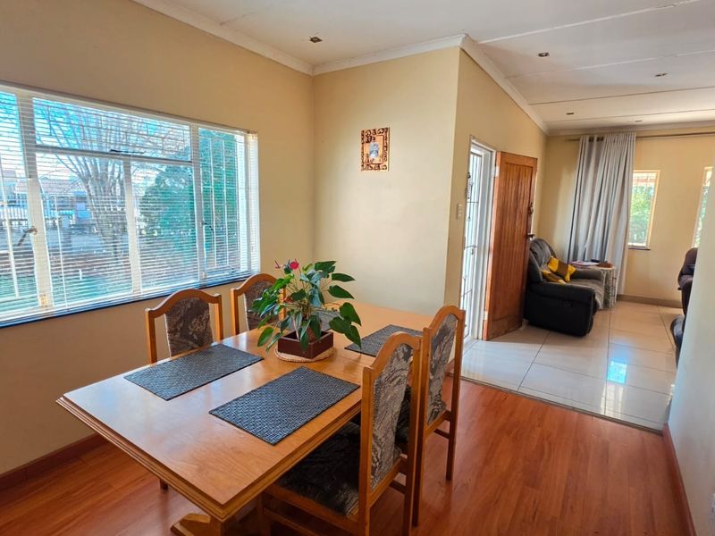 LINCOLN MEADE GEM - 3 BEDROOMS with SELF-CONTAINED FLATLET for R1,450,000 - Photo 2