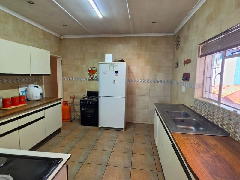 LINCOLN MEADE GEM - 3 BEDROOMS with SELF-CONTAINED FLATLET for R1,450,000 - Photo 3