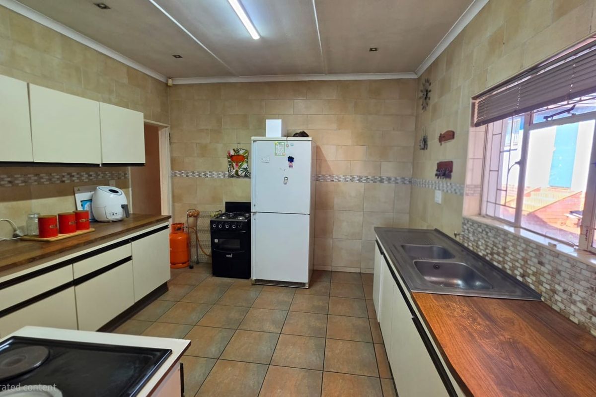 LINCOLN MEADE GEM - 3 BEDROOMS with SELF-CONTAINED FLATLET for R1,450,000 - Photo 3