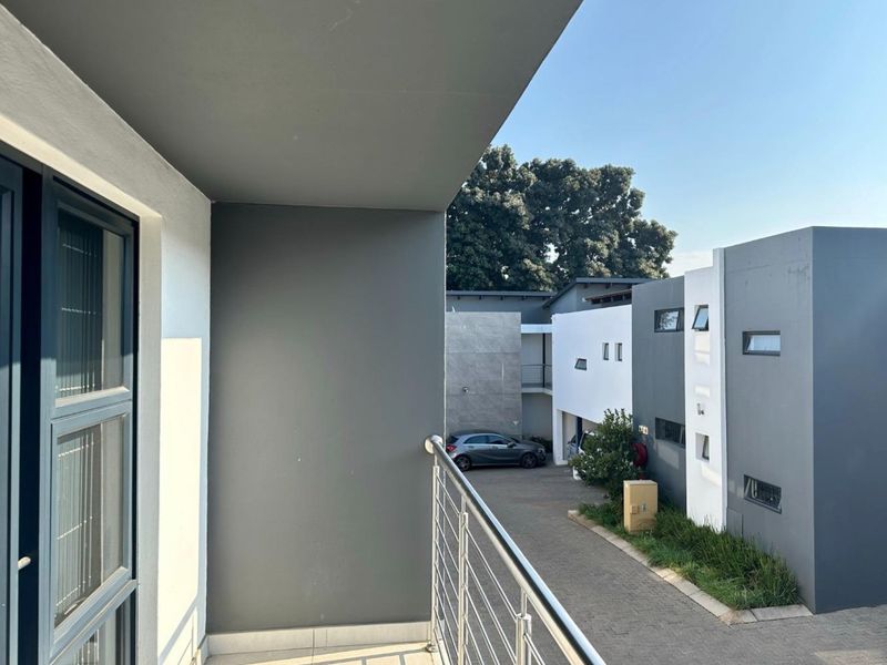 Sophisticated  Modern Light Lock-Up-and-Go Living  (Exceptionally Located) - Photo 3