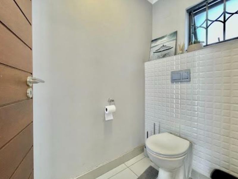 Sophisticated  Modern Light Lock-Up-and-Go Living  (Exceptionally Located) - Photo 8