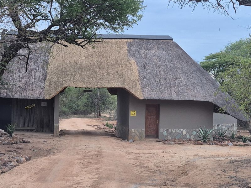 Located on the slopes of the  Drakensberg Mountains with views over mountain and Limpopo, Hoedspruit - Photo 5