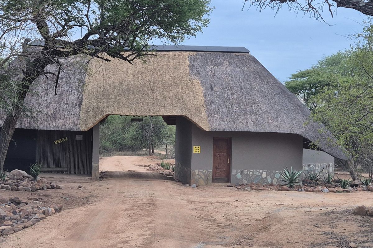 Located on the slopes of the  Drakensberg Mountains with views over mountain and Limpopo, Hoedspruit - Photo 5