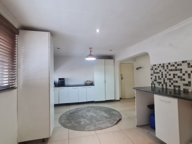 Fantastic opportunity to recreate a lovely home in sought after suburb - Photo 6