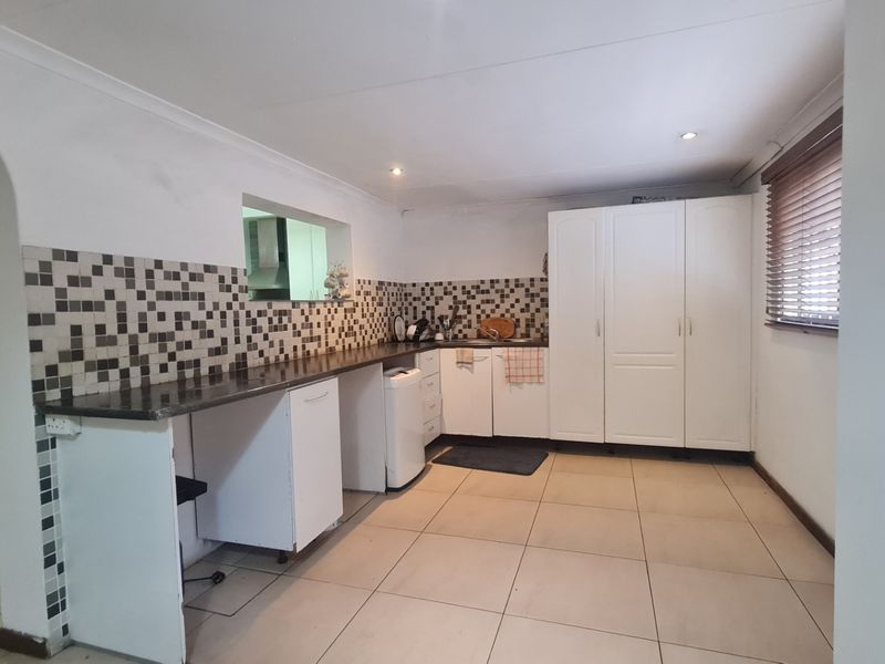 Fantastic opportunity to recreate a lovely home in sought after suburb - Photo 7