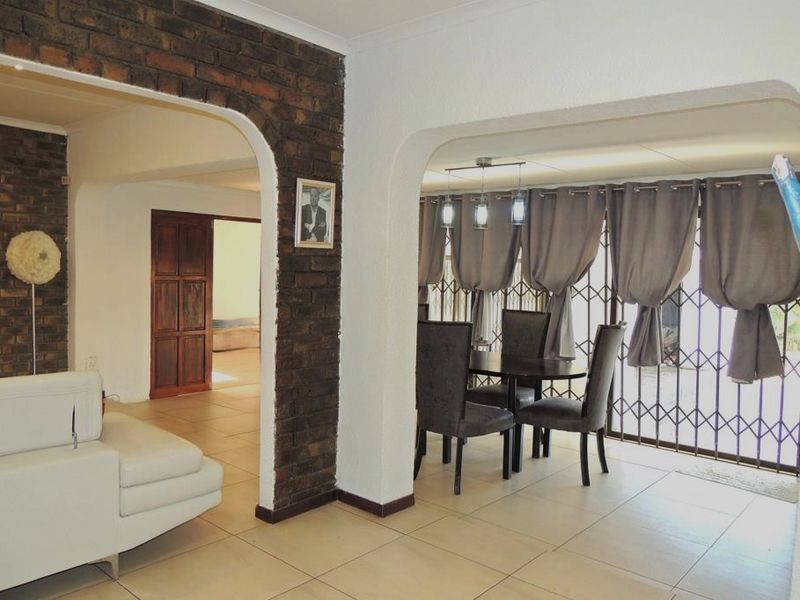 Fantastic opportunity to recreate a lovely home in sought after suburb - Photo 9