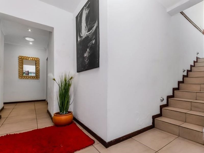 Fantastic opportunity to recreate a lovely home in sought after suburb - Photo 2