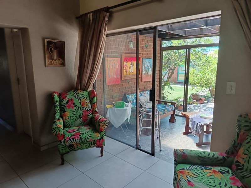 Family Home with 2 Income-Generating Cottages - Photo 6