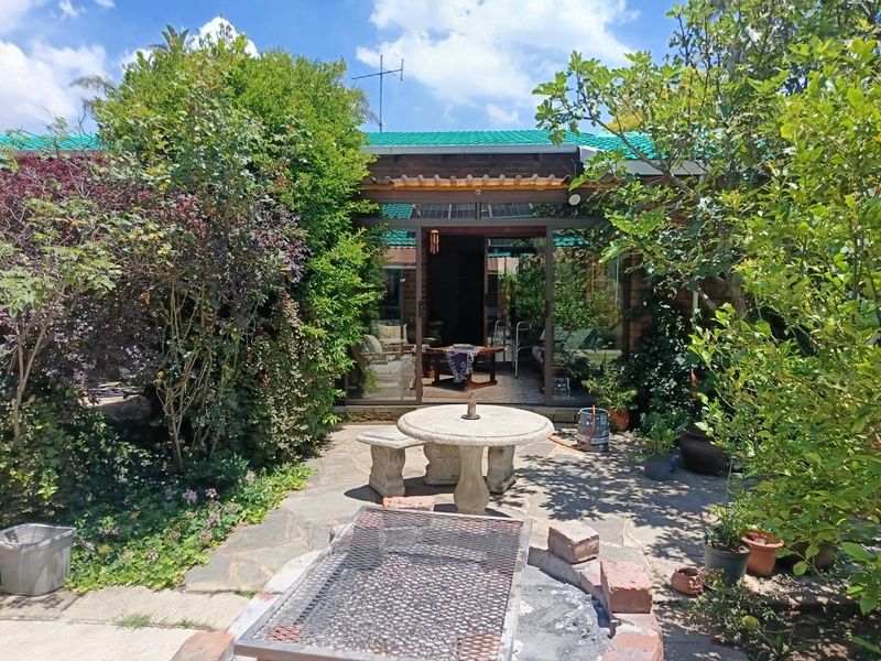 Family Home with 2 Income-Generating Cottages - Photo 8