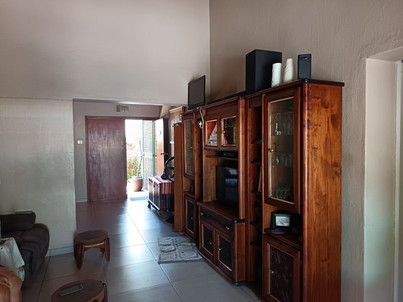 Family Home with 2 Income-Generating Cottages - Photo 7