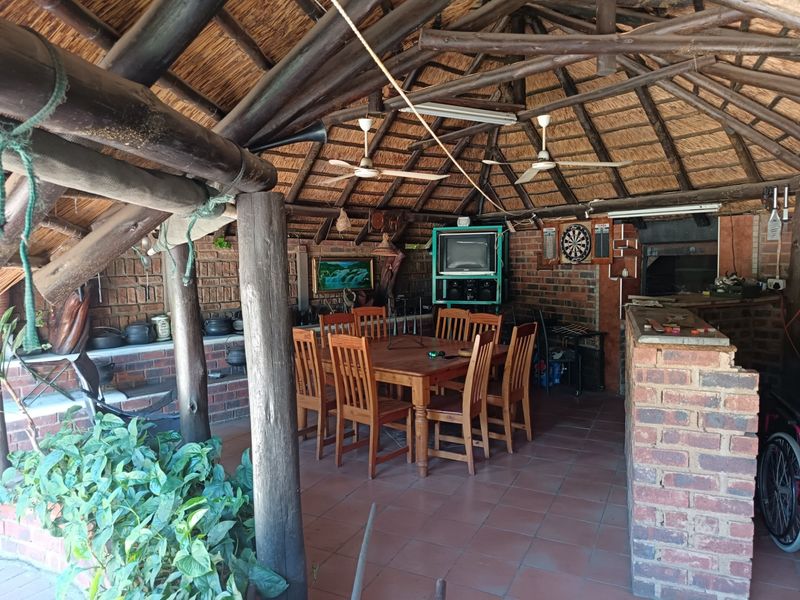 Family Home with 2 Income-Generating Cottages - Photo 4