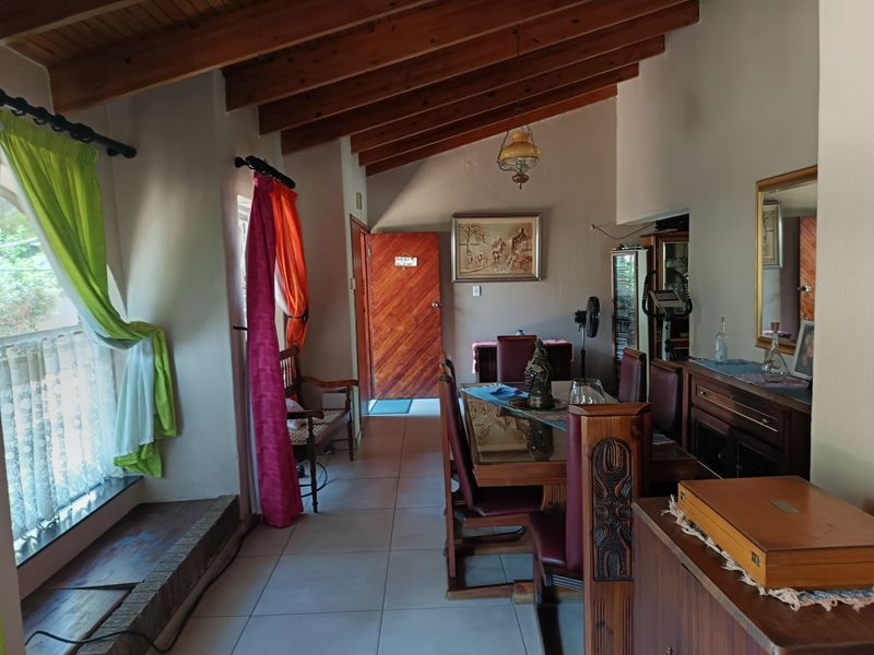 Family Home with 2 Income-Generating Cottages - Photo 5