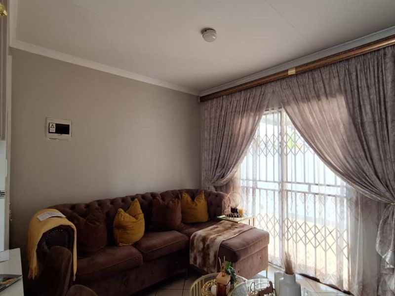 3 Bedroom Home for Sale in Crystal Park - Photo 5