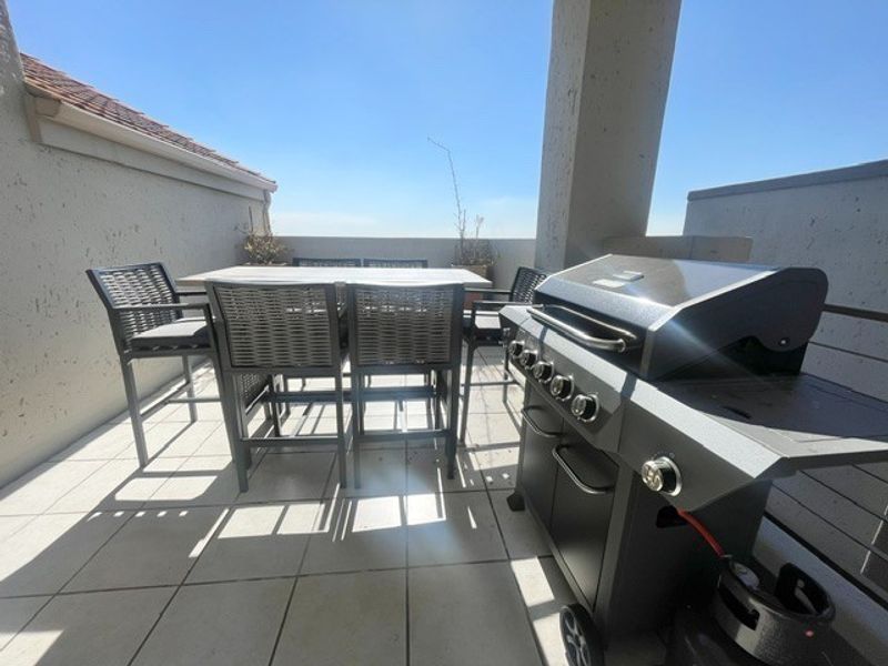 Gorgeous loft-style semi-furnished 2 bed 2 bath with amazing views - Photo 10