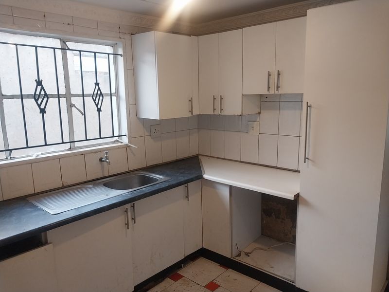 2 Bedroom House To Rent in Emdeni, Soweto - Photo 3