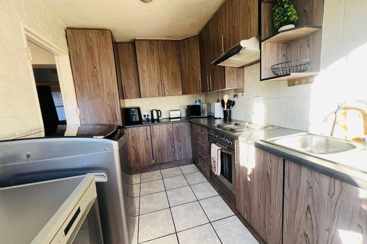 Townhouse For Sale in Sasolburg Central, Sasolburg - Photo 3