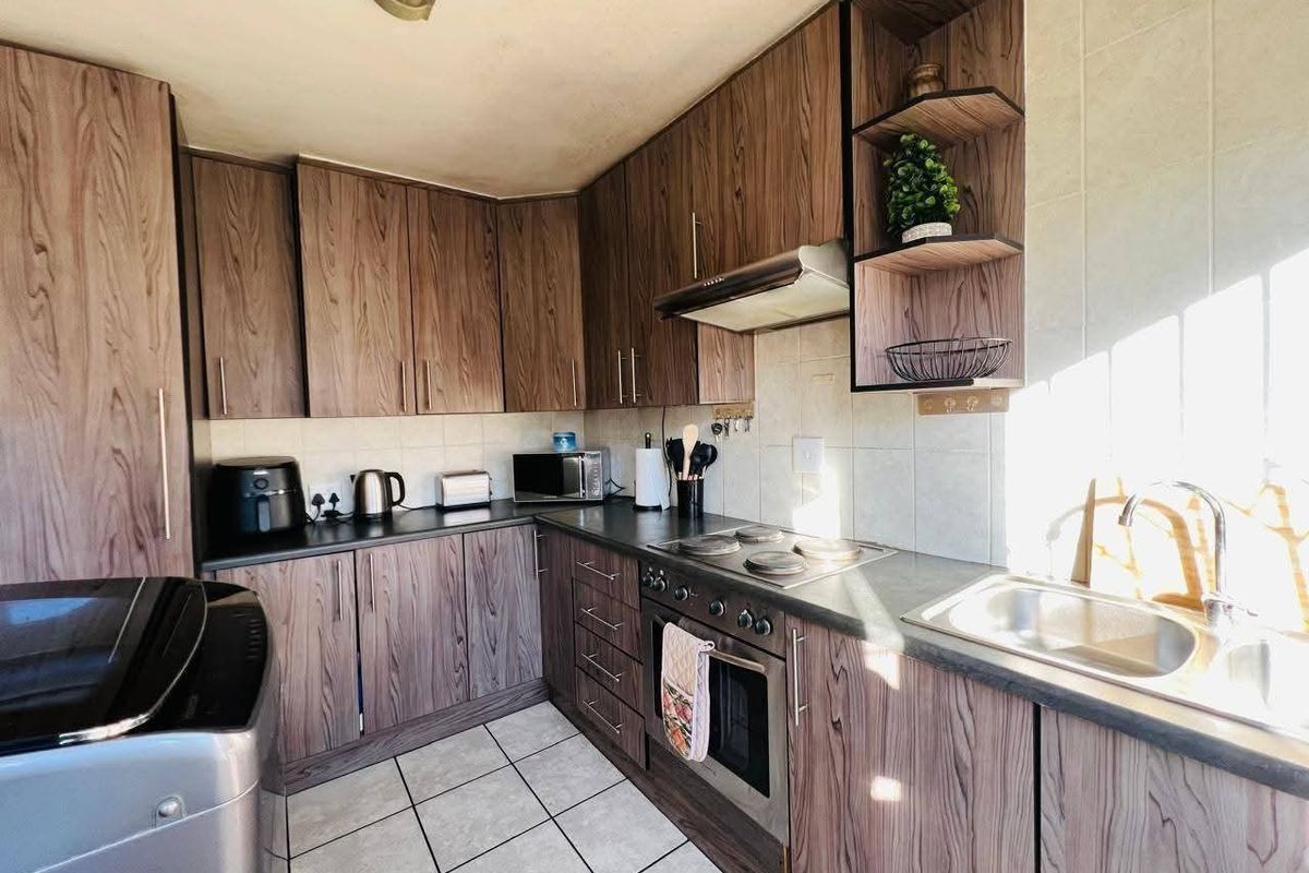 Townhouse For Sale in Sasolburg Central, Sasolburg - Photo 4