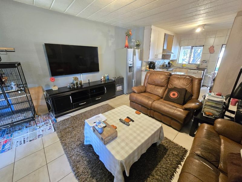 2 bed groundfloor Apartment For Sale in Jukskei Park, Randburg - Photo 2