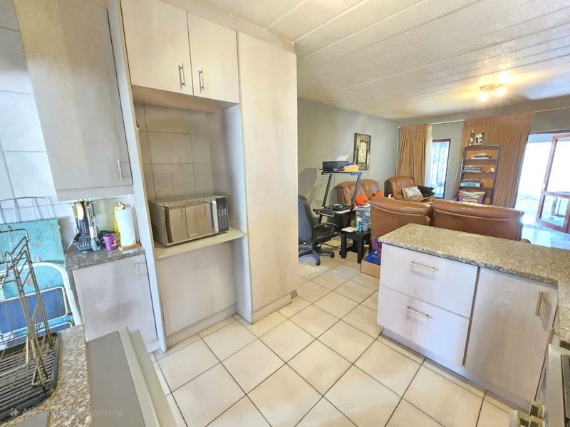 2 bed groundfloor Apartment For Sale in Jukskei Park, Randburg - Photo 9