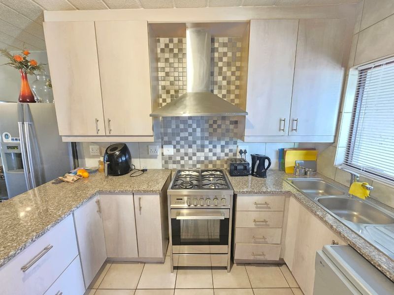 2 bed groundfloor Apartment For Sale in Jukskei Park, Randburg - Photo 7