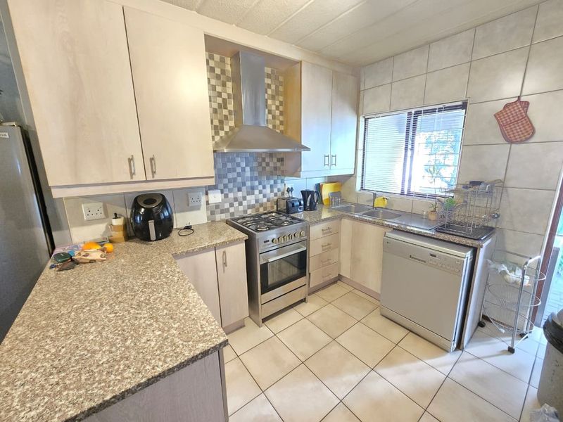 2 bed groundfloor Apartment For Sale in Jukskei Park, Randburg - Photo 6