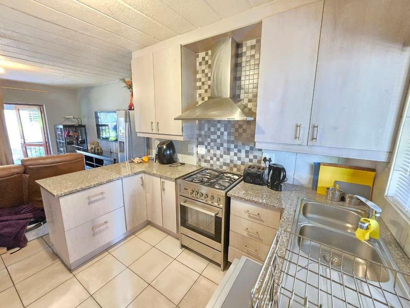 2 bed groundfloor Apartment For Sale in Jukskei Park, Randburg - Photo 5