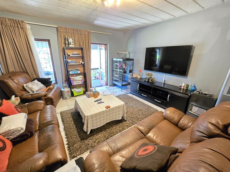 2 bed groundfloor Apartment For Sale in Jukskei Park, Randburg - Photo 4