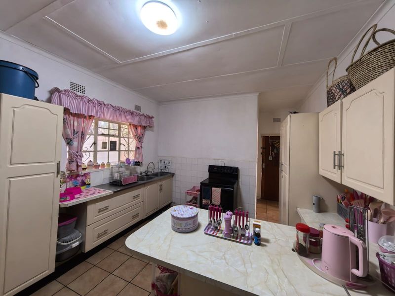 Where Character Meets Convenience: Your Dream Family Home in Herlear, Kimberley - Photo 3