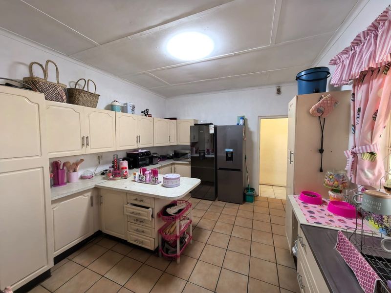 Where Character Meets Convenience: Your Dream Family Home in Herlear, Kimberley - Photo 1