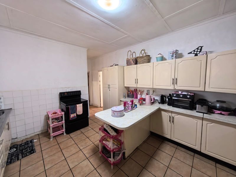 Where Character Meets Convenience: Your Dream Family Home in Herlear, Kimberley - Photo 2