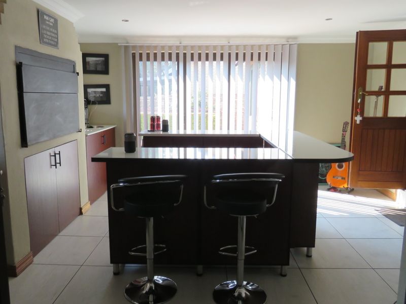 NEWLY LISTED BREATHTAKING 4 BEDROOM DUET IN WIERDA GLEN ESTATE - Photo 10
