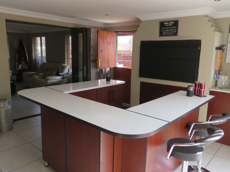 NEWLY LISTED BREATHTAKING 4 BEDROOM DUET IN WIERDA GLEN ESTATE - Photo 9