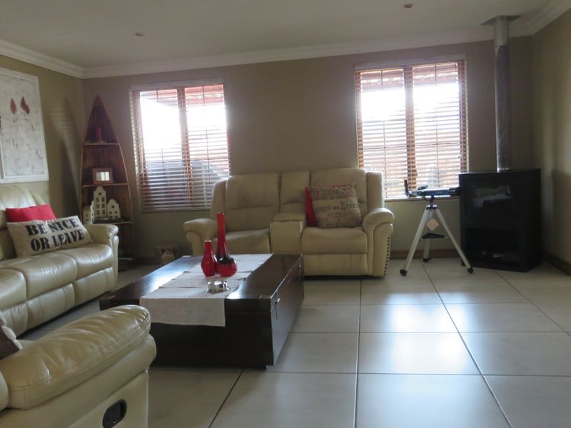 NEWLY LISTED BREATHTAKING 4 BEDROOM DUET IN WIERDA GLEN ESTATE - Photo 7